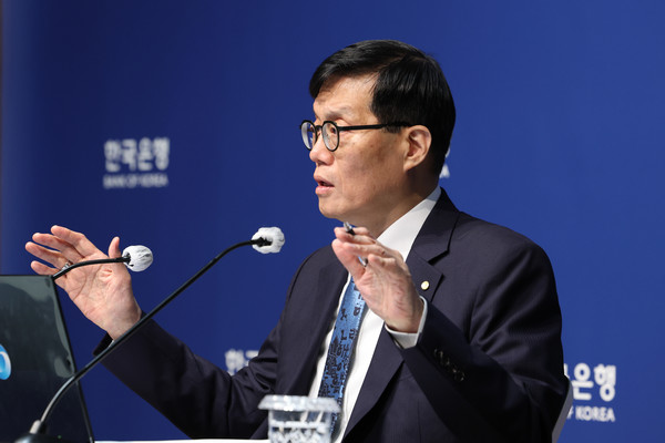 이창용 한국은행 총재가 17일 서울 중구 한국은행에서 열린 통화정책방향 기자간담회에서 발언하고 있다. 연합뉴스