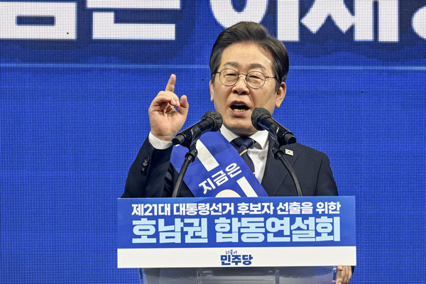 더불어민주당 이재명 대선 경선 후보가 26일 광주 서구 김대중컨벤션센터에서 열린 '제21대 대통령선거 후보자 선출을 위한 호남권 합동연설회'에서 연설하고 있다. 연합