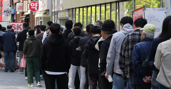 가입자 유심(USIM) 정보를 탈취당한 SK텔레콤이 유심 무료교체 서비스를 시작한 28일 서울 시내 한 SKT 대리점에서 시민들이 유심 교체를 위해 줄을 서 차례를 기다리고 있다. 연합뉴스