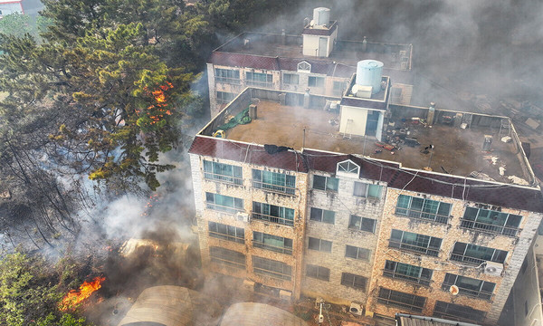 28일 오후 2시 1분께 대구 북구 노곡동 함지산에서 발생한 산불이 인근인 조야동 민가까지 확산하고 있다. 연합뉴스