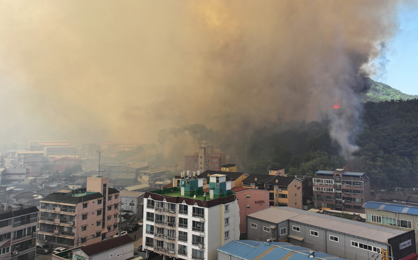 28일 오후 2시 1분께 대구 북구 노곡동 함지산에서 발생한 산불이 인근인 조야동 민가까지 확산하고 있다. 연합뉴스