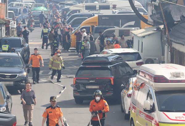 28일 오후 2시 1분께 대구 북구 노곡동 함지산에서 산불이 발생한 가운데 조야동 주민들이 대피해 있다.연합뉴스