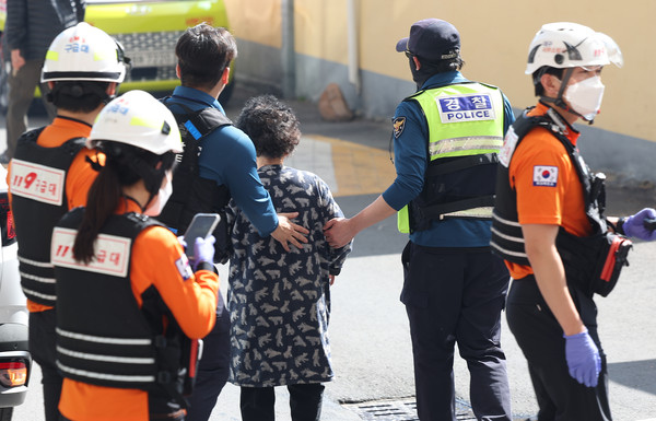 28일 오후 2시 1분께 대구 북구 노곡동 함지산에서 산불이 발생한 가운데 경찰관이 주민을 대피시키고 있다. 연합뉴스