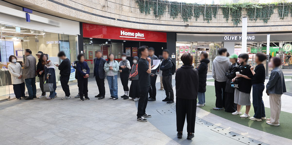 가입자 유심(USIM) 정보를 탈취당한 SK텔레콤이 유심 무료교체 서비스를 시작한 지 이틀째인 29일 서울 시내 한 SKT 대리점 앞에서 시민들이 줄을 서 기다리고 있다. 이날 해당 대리점에서는 직원이 나와 오늘 준비된 유심이 20개뿐이라며 인터넷을 통해 신청해야 한다고 설명했다. 연합뉴스