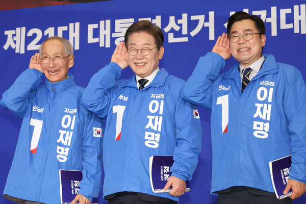 30일 국회 의원회관에서 열린 더불어민주당 제21대 대통령선거 중앙선거대책위원회 출범식에서 이재명 대선 후보와 윤여준·박찬대 상임총괄선대위원장이 국민의 목소리에 귀를 기울이겠다는 의미의 '경청 퍼포먼스'를 하고 있다. 연합뉴스