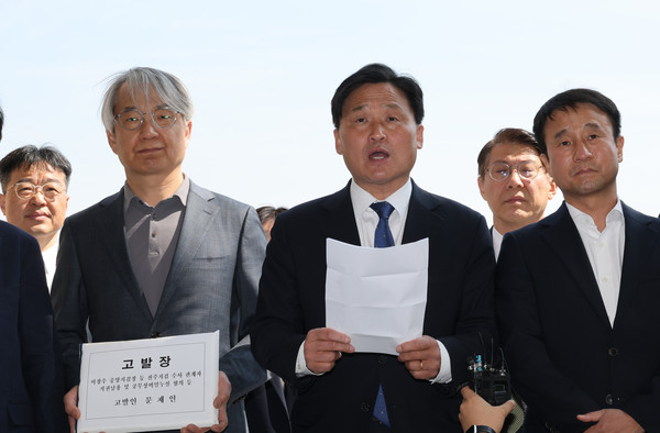 김영진 전정권정치탄압대책위원회 위원장 및 위원, 문재인 전 대통령 변호인단이 30일 정부 과천청사에서 공수처에 문재인 전 대통령 관련 이창수 서울중앙지검장 등 검사들에 대한 고발장 제출에 앞서 기자회견을 하고 있다. 연합뉴스