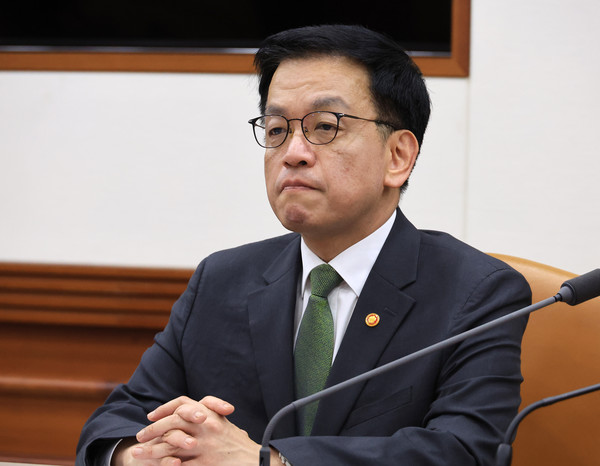 최상목 부총리 겸 기획재정부 장관이 1일 서울 종로구 정부서울청사에서 열린 경제관계장관회의 겸 산업경쟁력강화 관계 장관회의에서 생각에 잠겨 있다. 연합뉴스