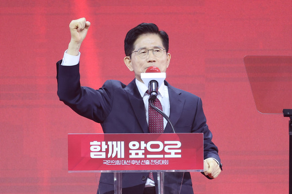 국민의힘 대선 후보로 선출된 김문수 후보가 3일 경기 고양시 킨텍스에서 열린 국민의힘 전당대회에서 수락 연설을 하고 있다. 연합뉴스
