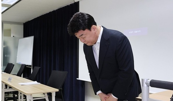 백종원 더본코리아 대표가 지난 3월 28일 서울 서초구 스페이스쉐어 강남역센터에서 열린 첫 정기 주주총회에서 주주들을 향해 사과하고 있다. 연합뉴스