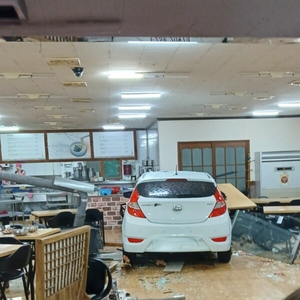 대구 달서구 한 식당에서 차량 한 대가 돌진해 사고가 발생했다. 대구소방안전본부 제공