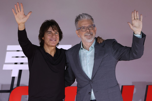 할리우드 배우 톰 크루즈(왼쪽), 크리스토퍼 맥쿼리 감독이 8일 서울 송파구 롯데시네마 월드타워에서 열린 영화 '미션 임파서블: 파이널 레코닝' 기자간담회에서 포즈를 취하고 있다. 연합뉴스