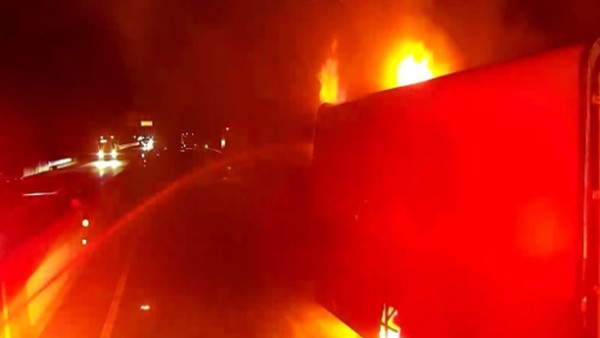 8일 오후 9시50분쯤 경북 고령군 중부내륙고속도로 고령분기점 근처에서 양평 방향으로 달리던 화물차 6대가 잇따라 추돌하는 사고가 발생했다.경북소방본부 제공