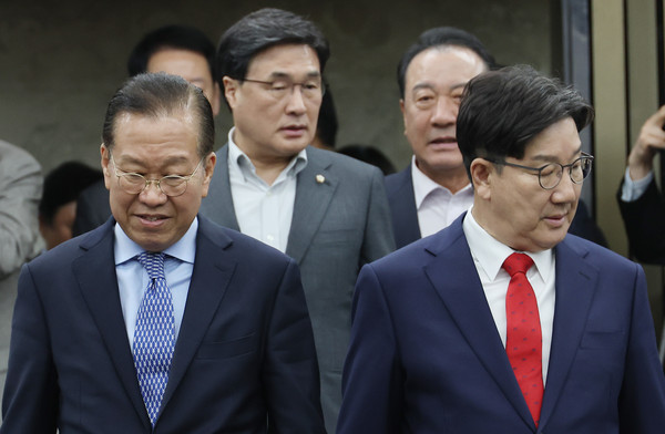 국민의힘 권영세 비상대책위원장과 권성동 원내대표가 8일 서울 여의도 국회에서 열린 의원총회에 참석하고 있다.  연합뉴스