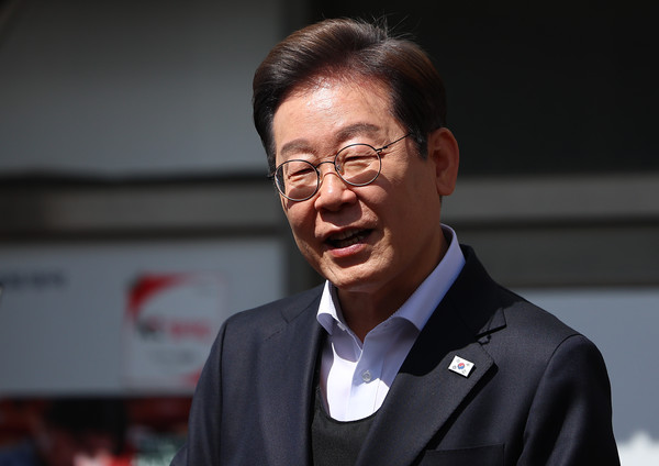 영남 신라벨트 골목골목 경청투어에 나선 더불어민주당 이재명 대선 후보가 10일 경남 창녕군 창녕공설시장을 찾아 즉흥 연설을 하고 있다.  연합뉴스