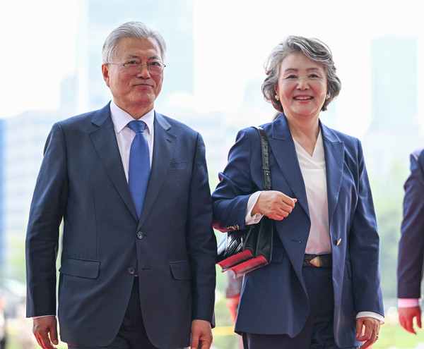 문재인 전 대통령과 김정숙 여사가 4월 25일 서울 여의도 국회에 우원식 국회의장과 면담을 위해 들어서고 있다. 연합뉴스