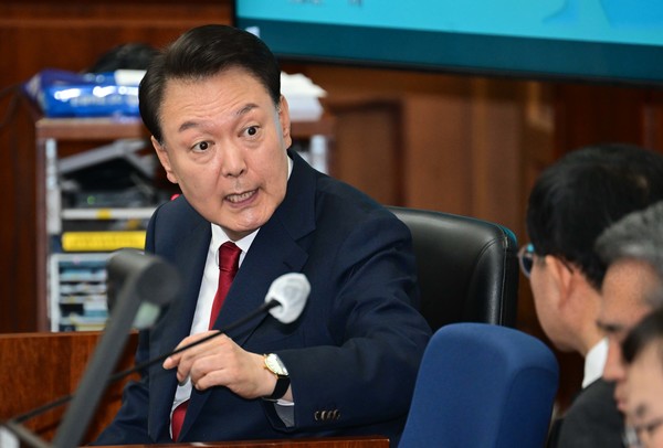 윤석열 전 대통령이 4월 21일 서울 서초구 서울중앙지법에서 열린 내란 우두머리 혐의 형사재판 2차 공판에서 변호인단과 대화하고 있다. 연합뉴스