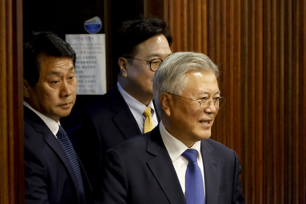 문재인 전 대통령이 4월 25일 서울 여의도 국회도서관에서 열린 4.27 판문점선언 7주년 기념식에 참석하고 있다. 연합뉴스