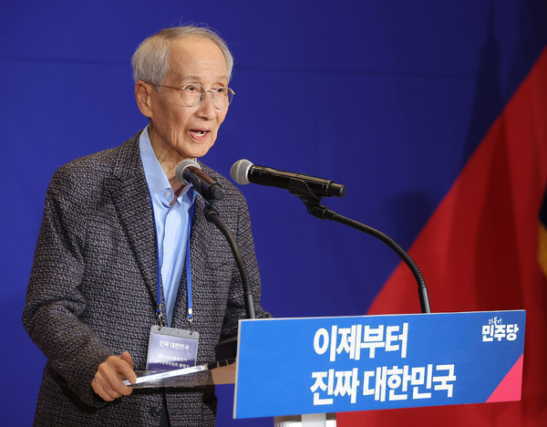 윤여준 더불어민주당 총괄선대위원장. 연합뉴스