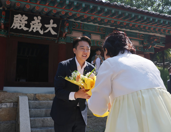 이준석 개혁신당 대선 후보가 14일 부산 동래향교를 방문해 성균관유도회로부터 꽃다발을 받고 있다. 연합뉴스