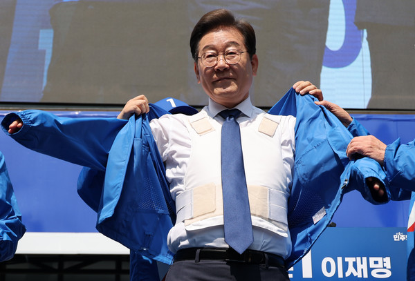 이재명 더불어민주당 대선 후보가 6·3 대통령선거 공식 선거운동 첫날인 12일 서울 광화문 청계광장에서 열린 중앙선대위 출정식 및 첫 유세에서 방탄복 위에 선대위 점퍼를 입고 있다. 연합뉴스