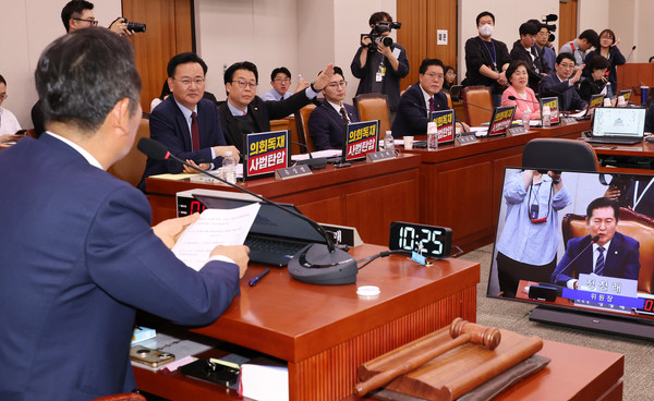 14일 국회에서 열린 법원조직법·공직선거법·헌법재판소 등을 심사하는 법제사법위원회 전체회의에서 국민의힘 의원들이 더불어민주당 소속 정청래 위원장에게 발언 요구를 하고 있다.