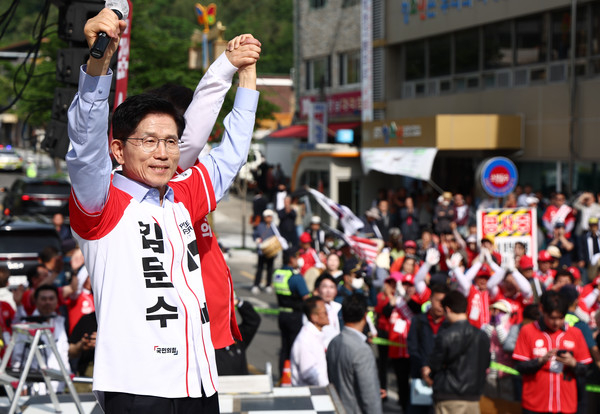 국민의힘 김문수 대선 후보가 14일 경남 밀양시 밀양관아앞에서 유세하고 있다. 연합뉴스