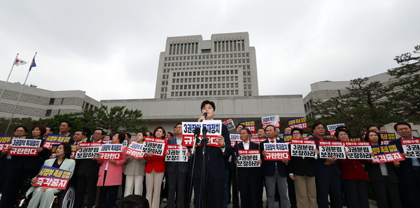 김용태 국민의힘 공동선거대책위원장이 15일 서울 서초구 대법원 앞에서 열린 사법부 수호 및 더불어민주당 규탄대회에서 발언하고 있다. 연합뉴스