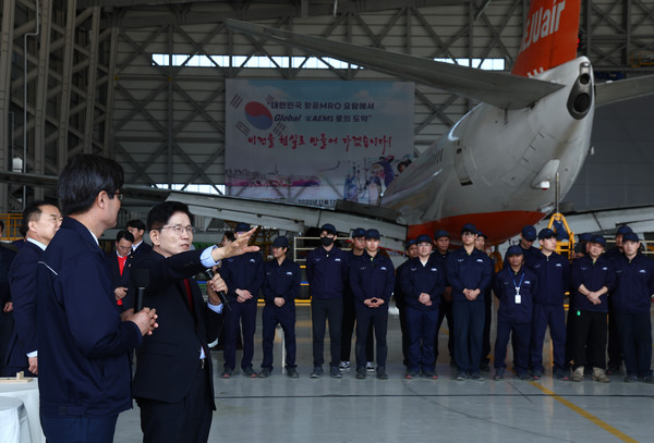 김문수 국민의힘 대선 후보가 14일 경남 사천시 한국항공서비스를 방문해 발언하고 있다. 연합뉴스