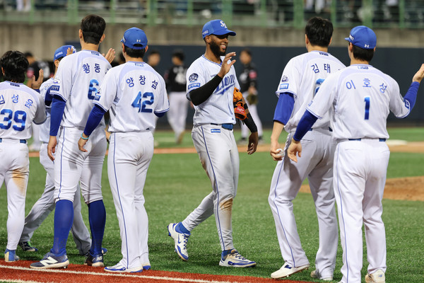 15일 포항야구장서 kt wiz를 꺾은 삼성 선수들이 하이파이브를 나누고 있다. 삼성라이온즈 제공