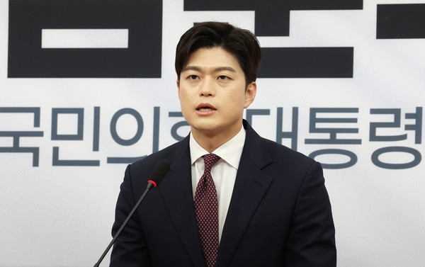 국민의힘 비상대책위원장으로 임명된 김용태 의원이 15일 국회에서 기자회견을 열고 발언하고 있다. 연합뉴스