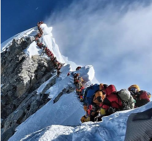 등산객이 급증하면서 생활 쓰레기 등 환경 문제가 심각해지자 네팔 정부가 에베레스트 입산료롤 10년 만에 대푝 인상하다. 사진은 등산객로 붐비는 에베레스트. 연합뉴스