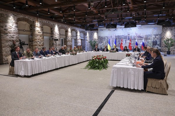 16일(현지시간) 튀르키예 이스탄불에서 열린 러시아-우크라이나 고위급 회담. AP 연합뉴스