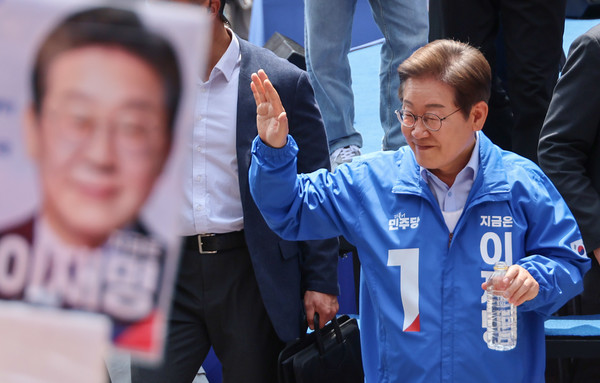 이재명 더불어민주당 대선 후보가 21일 인천광역시 남동구 구월 로데오광장에서 열린 유세에서 시민들에게 인사하고 있다. 연합뉴스