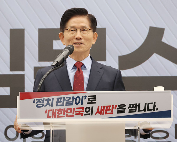 국민의힘 김문수 대선 후보가 22일 서울 여의도 국민의힘 중앙당사에서 정치개혁 관련 긴급 기자회견을 하고 있다. 연합뉴스