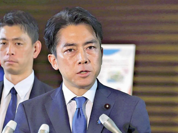 고이즈미 신지로 일본 농림수산상이 21일 기자단 질문에 답하고 있다. 요미우리신문