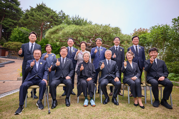 더불어민주당 이재명 대선 후보가 고 노무현 전 대통령 16주기 추도식이 열린 23일 경남 김해시 봉하마을에서 문재인 전 대통령, 김정숙 여사, 권양숙 여사와 기념촬영을 하고 있다. 더불어민주당 제공. 