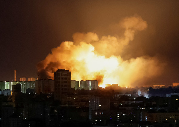 24일 러시아의 드론 공습이 벌어지는 가운데, 키이우 상공에서 드론의 폭발이 도시 하늘을 밝히고 있다. 로이터 연합뉴스
