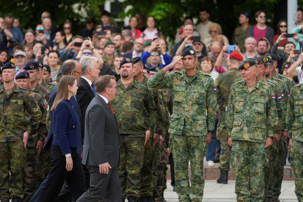 프리드리히 메르츠 독일 총리, 보리스 피스토리우스 독일 국방장관, 기타나스 나우세다 리투아니아 대통령, 도빌레 사칼리네 리투아니아 국방장관, 독일 제45기갑여단 '리투바' 창설식에서 대원들을 사열을 하고 있다. 로이터 연합뉴스