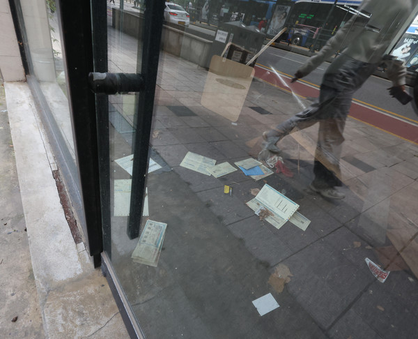 2서울 시내 문을 닫은 점포에 전기요금 고지서와 대출전단이 놓여있다. 올해 1분기 국내 경기 위축으로 술집과 숙박업 소상공인 매출이 1년 전보다 10% 넘게 꺾인 것으로 나타났다. 지난 몇 년간 고금리가 이어진 가운데 개인사업자 대출이 있는 사업장 약 362만개 중 50만개는 폐업 상태인 것으로 조사됐다. 연합뉴스