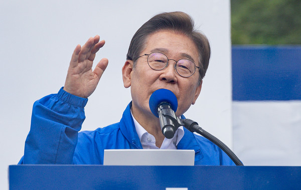 이재명 더불어민주당 대선 후보가 24일 경기 시흥시 배곧아브뉴프랑센트럴광장에서 열린 유세에서 시민들에게 지지를 호소하고 있다. 연합뉴스