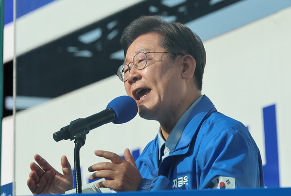 이재명 더불어민주당 대선 후보가 26일 경기 남양주시 평내호평역 광장에서 열린 유세에서 시민들에게 지지를 호소하고 있다. 연합뉴스