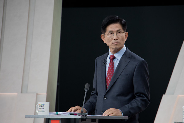 김문수 국민의힘 후보가 27일 서울 마포구 상암동 MBC 스튜디오에서 열린 정치 분야 TV토론회를 준비하고 있다. 연합뉴스