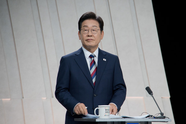 더불어민주당 이재명 후보가 27일 서울 마포구 상암동 MBC 스튜디오에서 열린 정치 분야 TV토론회를 준비하고 있다. 연합뉴스