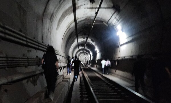 31일 오전 8시 47분께 서울 지하철 5호선 여의나루역∼마포역 사이 지하철에서 방화 추정 화재가 발생해 승객들이 대피하고 있다. 연합뉴스