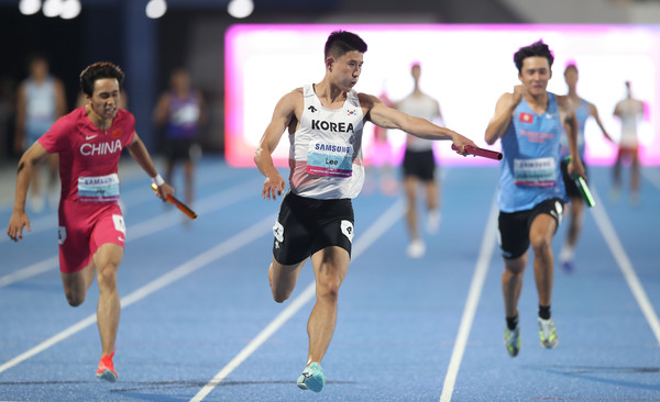 31일 오후 경북 구미시민운동장에서 열린 '2025 구미 아시아육상선수권대회'에서 남자 계주 400m 결선, 마지막 주자인 이준혁(국군체육부대)이 1위로 들어오고 있다. 연합뉴스