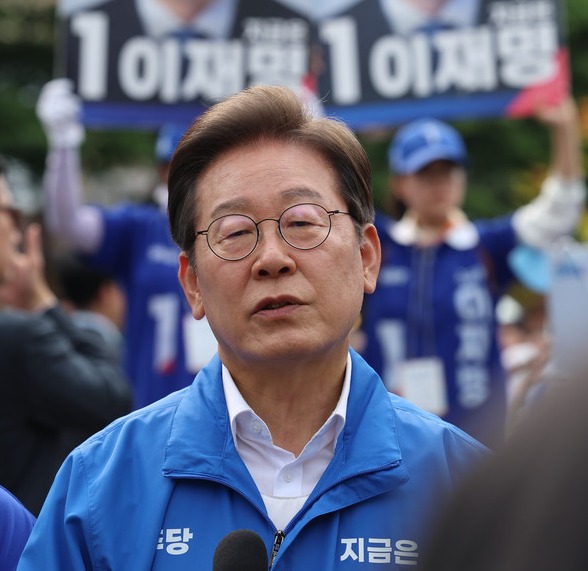 더불어민주당 이재명 대선 후보가 선거를 사흘 앞둔 31일 '캐스팅 보터'로 꼽히는 충북의 청주시 오창프라자 앞 광장에서 집중유세를 마친 뒤 취재진의 질문에 답하고 있다. 연합뉴스