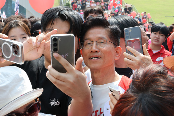 국민의힘 김문수 대선 후보가 1일 경기도 수원컨벤션센터 광장에서 열린 유세에서 지지를 호소하고 있다. 연합