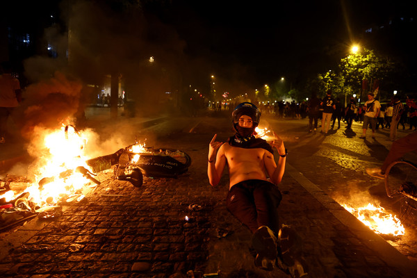 5월 31일 파리 생제르맹(PSG) 팬이 UEFA 챔피언스리그 우승을 자축한 뒤 프랑스 파리 샹젤리제 거리에서 불타는 자전거와 함께 포즈를 취하고 있다. 로이터 연합뉴스