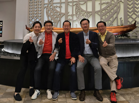 미국 하와이에서 국민의힘 대선 경선 후보였던 홍준표 전 대구시장을 만난 국민의힘 특사단. 이성배 대변인 제공