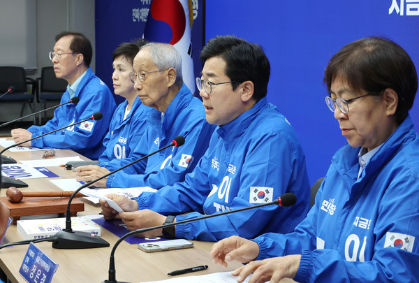 더불어민주당 박찬대(오른쪽 두번째) 상임총괄선거대책위원장이 2일 서울 여의도 중앙당사에서 열린 중앙선거대책위원회의에서 발언하고 있다. 연합뉴스
